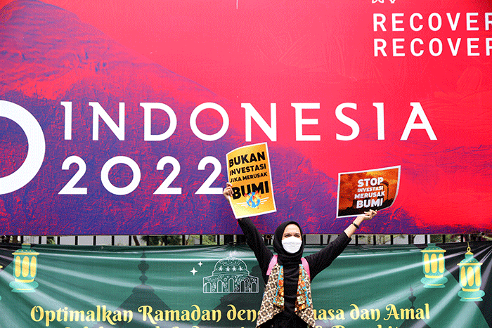 Aktivis dari Climate Rangers Jakarta, XR Jakarta, dan 350 Indonesia melakukan aksi di depan gedung Kementerian Investasi/BKPM, Jakarta, Jumat (22/4/2022).