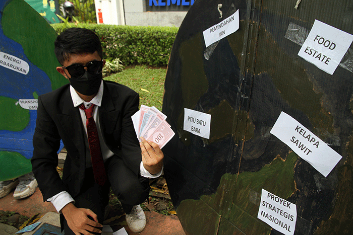 Aktivis dari Climate Rangers Jakarta, XR Jakarta, dan 350 Indonesia melakukan aksi di depan gedung Kementerian Investasi/BKPM, Jakarta, Jumat (22/4/2022).