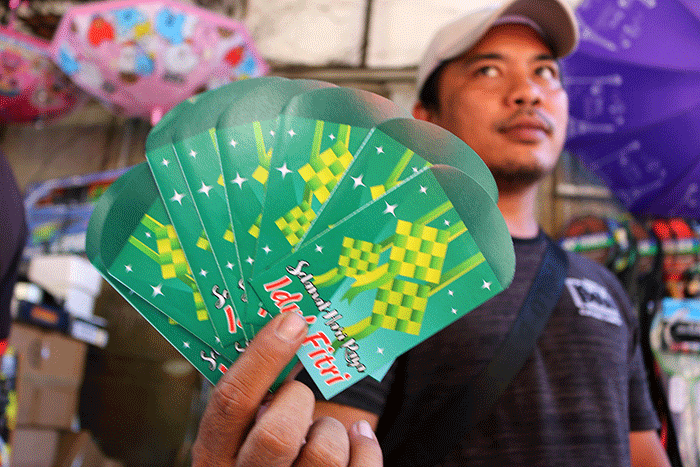 Pedagang menjual Amplop lebaran di kawasan Pasar Asemka, Jakarta, Sabtu (23/4/2022).