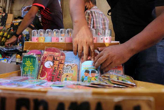 Pedagang menjual Amplop lebaran di kawasan Pasar Asemka, Jakarta, Sabtu (23/4/2022).
