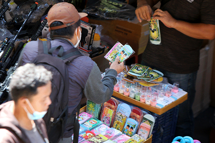 Pedagang menjual Amplop lebaran di kawasan Pasar Asemka, Jakarta, Sabtu (23/4/2022).