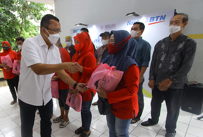 Penyerahan bantuan sosial kepada masyarakat sebagai bentuk aksi amal dari kegiatan 