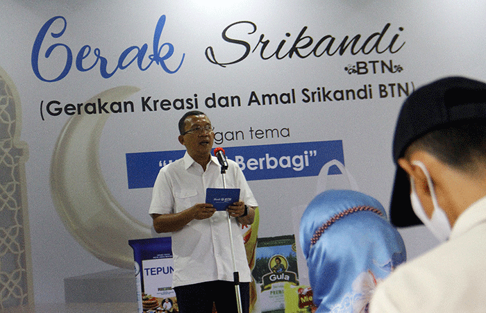Penyerahan bantuan sosial kepada masyarakat sebagai bentuk aksi amal dari kegiatan 