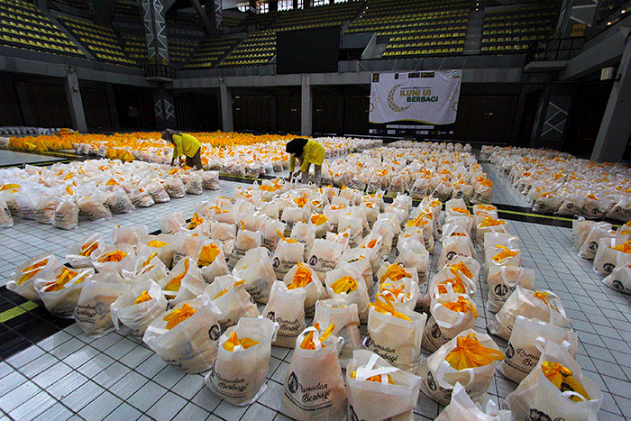 Tahun ini ILUNI UI menyalurkan lebih dari 2.700 paket sembako kepada karyawan outsourcing UI golongan 1 dan 2 serta warga Depok.