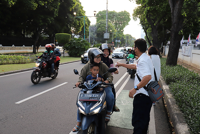 Sekretaris Bidang Sosial & Kesra DPP Perindo Perkasa Alam saat berbagi takjil di depan kantor DPP Perindo di kawasan Menteng, Jakarta Pusat.