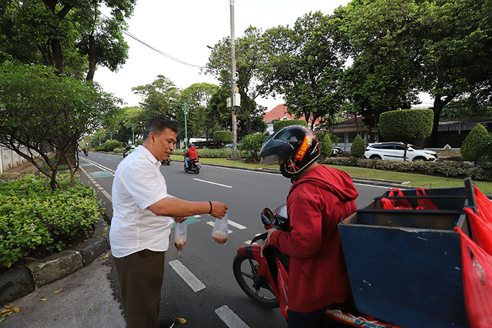 Sekretaris Bidang Sosial & Kesra DPP Perindo Perkasa Alam saat berbagi takjil di depan kantor DPP Perindo di kawasan Menteng, Jakarta Pusat.