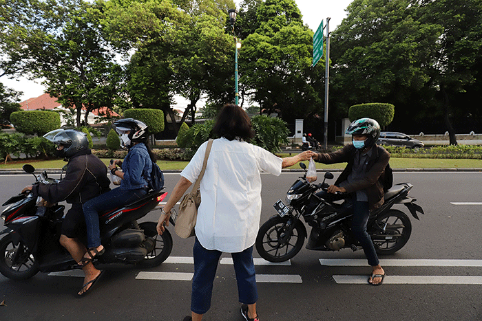 Sekretaris Bidang Sosial & Kesra DPP Perindo Perkasa Alam saat berbagi takjil di depan kantor DPP Perindo di kawasan Menteng, Jakarta Pusat.