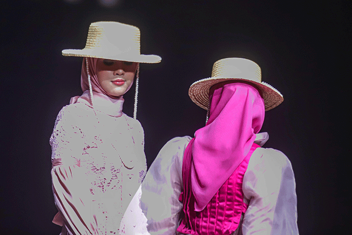 Model memperagakan busana pada acara Muslim Fashion Festival+ 2022 (MUFFEST+2022) di The Ritz Carlton, Pacific Place, Jakarta Selatan, Sabtu (23/4/2022).
