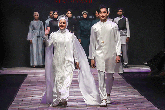Model memperagakan busana pada acara Muslim Fashion Festival+ 2022 (MUFFEST+2022) di The Ritz Carlton, Pacific Place, Jakarta Selatan, Sabtu (23/4/2022).
