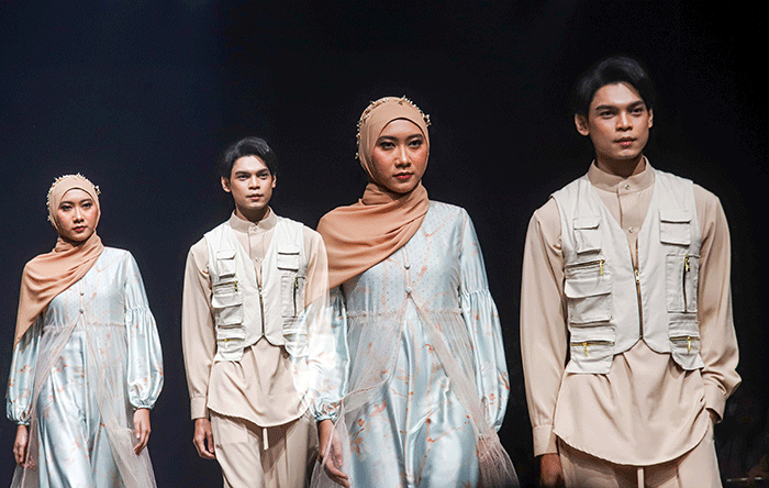 Model memperagakan busana pada acara Muslim Fashion Festival+ 2022 (MUFFEST+2022) di The Ritz Carlton, Pacific Place, Jakarta Selatan, Sabtu (23/4/2022).