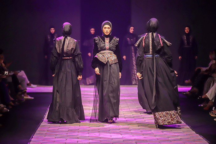 Model memperagakan busana pada acara Muslim Fashion Festival+ 2022 (MUFFEST+2022) di The Ritz Carlton, Pacific Place, Jakarta Selatan, Sabtu (23/4/2022).