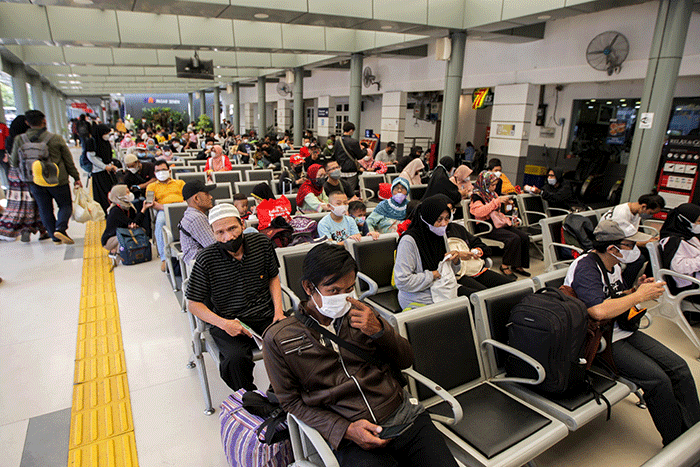 Suasana calon penumpang kereta api menunggu keberangkatan di Stasiun Pasar Senen, Jakarta, Minggu (24/4/2022).