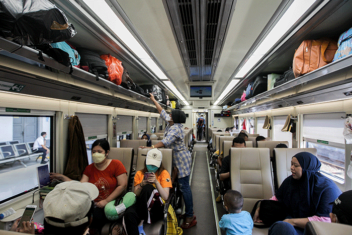 Suasana calon penumpang kereta api menunggu keberangkatan di Stasiun Pasar Senen, Jakarta, Minggu (24/4/2022).