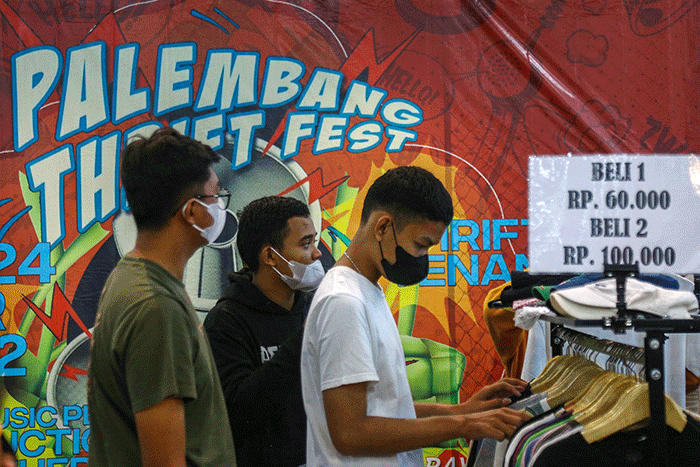 Gelaran Palembang Thrift Festival di PTC Mall ramai dikunjungi warga Kota Palembang untuk mencari pakaian bekas berkualitas dan bermerek.