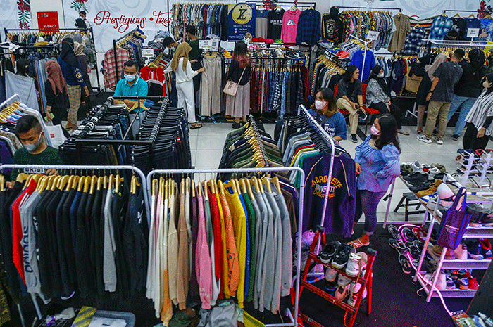 Gelaran Palembang Thrift Festival di PTC Mall ramai dikunjungi warga Kota Palembang untuk mencari pakaian bekas berkualitas dan bermerek.