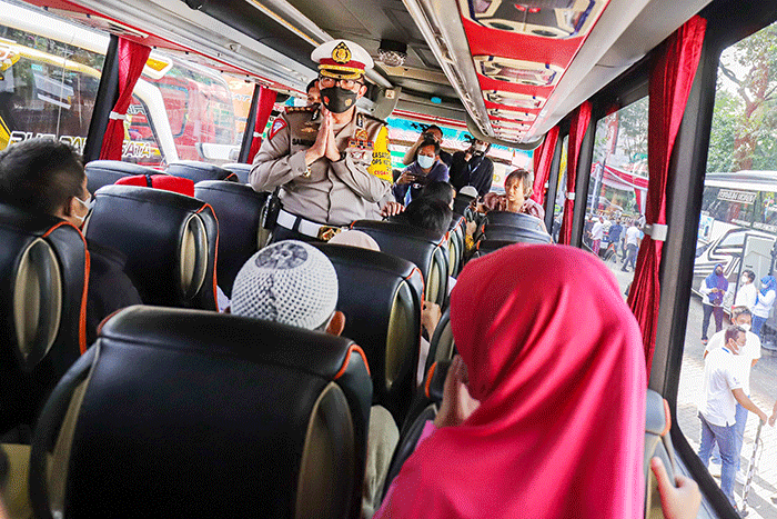Dirlantas Polda Metro Jaya Kombes. Pol. Sambodo Purnommo Yogo menyapa warga saat bersiap mengikuti mudik gratis Polri 2022 di kawasan Gelora Bung Karno.