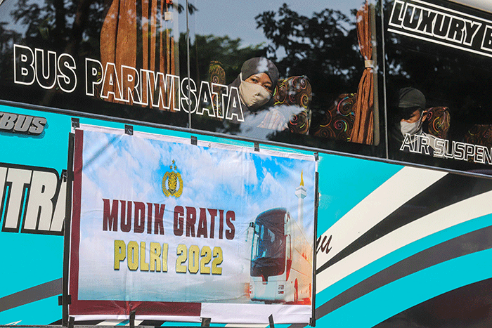 Dirlantas Polda Metro Jaya Kombes. Pol. Sambodo Purnommo Yogo menyapa warga saat bersiap mengikuti mudik gratis Polri 2022 di kawasan Gelora Bung Karno.