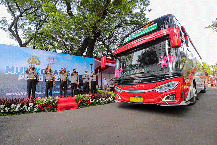 Dirlantas Polda Metro Jaya Kombes. Pol. Sambodo Purnommo Yogo menyapa warga saat bersiap mengikuti mudik gratis Polri 2022 di kawasan Gelora Bung Karno.