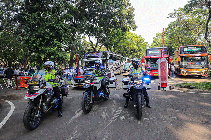 Dirlantas Polda Metro Jaya Kombes. Pol. Sambodo Purnommo Yogo menyapa warga saat bersiap mengikuti mudik gratis Polri 2022 di kawasan Gelora Bung Karno.