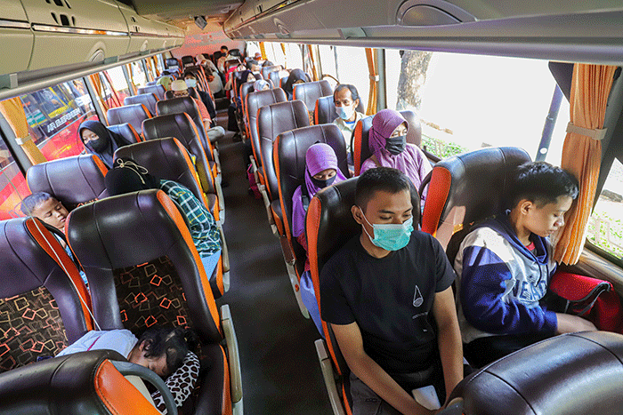 Dirlantas Polda Metro Jaya Kombes. Pol. Sambodo Purnommo Yogo menyapa warga saat bersiap mengikuti mudik gratis Polri 2022 di kawasan Gelora Bung Karno.
