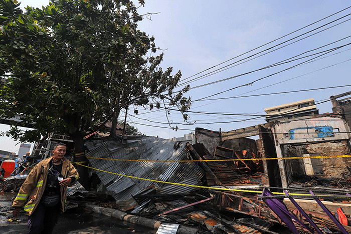 Garis polisi yang terpasang di lokasi kebakaran di Pasar Gembrong, Jakarta Timur, Senin (25/4/2022).