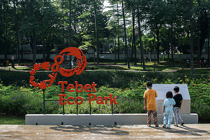Aktivitas warga saat berkunjung di Tebet Eco Park, Jakarta, Minggu (24/4/2022).