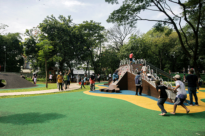 Aktivitas warga saat berkunjung di Tebet Eco Park, Jakarta, Minggu (24/4/2022).