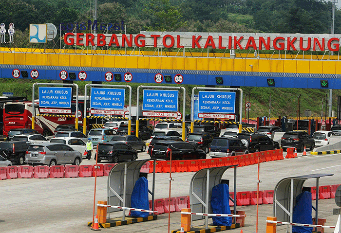 Suasana antrean kendaraan di gerbang pintu tol Kalikangkung Semarang, Jawa Tengah, Minggu (24/4/2022).
