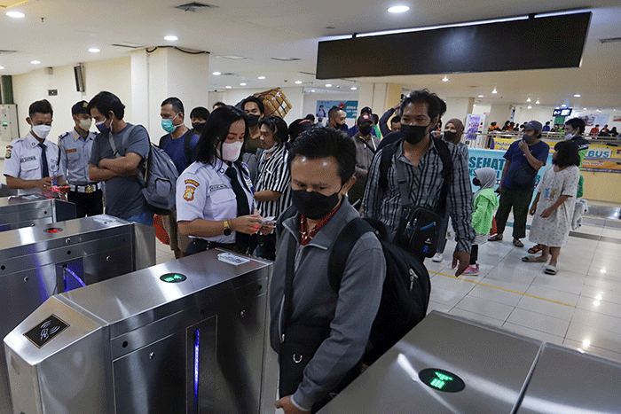 Sejumlah calon penumpang saat menunggu Bus Antar Kota Antar Provinsi (AKAP) di Terminal Terpadu Pulo Gebang, Jakarta, Minggu, (24/4/2022).