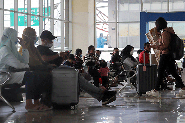 Sejumlah calon penumpang saat menunggu Bus Antar Kota Antar Provinsi (AKAP) di Terminal Terpadu Pulo Gebang, Jakarta, Minggu, (24/4/2022).