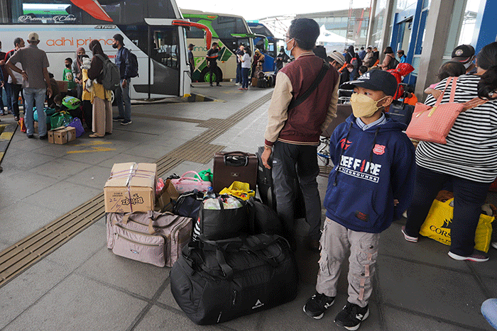 Sejumlah calon penumpang saat menunggu Bus Antar Kota Antar Provinsi (AKAP) di Terminal Terpadu Pulo Gebang, Jakarta, Minggu, (24/4/2022).