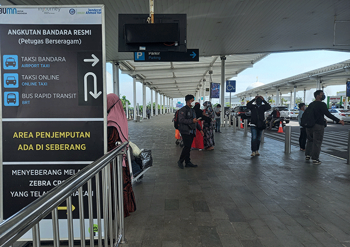 Sejumlah penumpang turun dari pesawat berjalan menuju terminal kedatangan di Bandara Internasional Jenderal Ahmad Yani, Kota Semarang, Jawa Tengah.