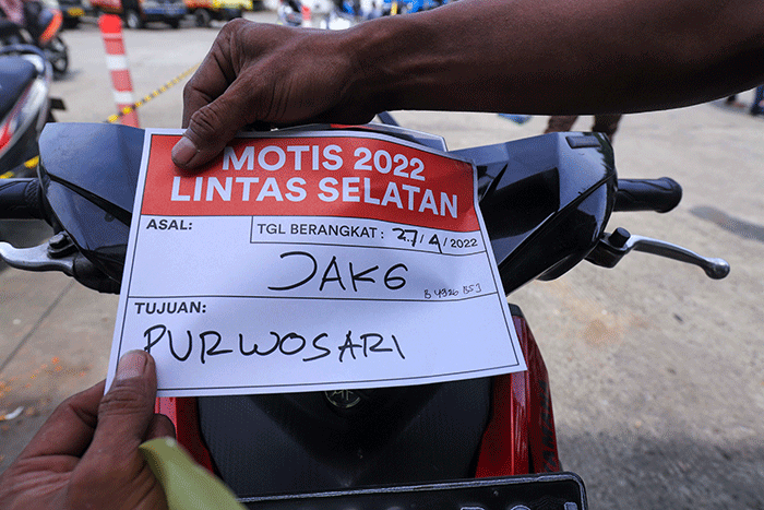 Petugas mengemas motor sebelum dikirim menggunakan kereta di Stasiun Kereta Api Logistik, Kampung Bandan, Jakarta Utara, Selasa (26/4/2022).