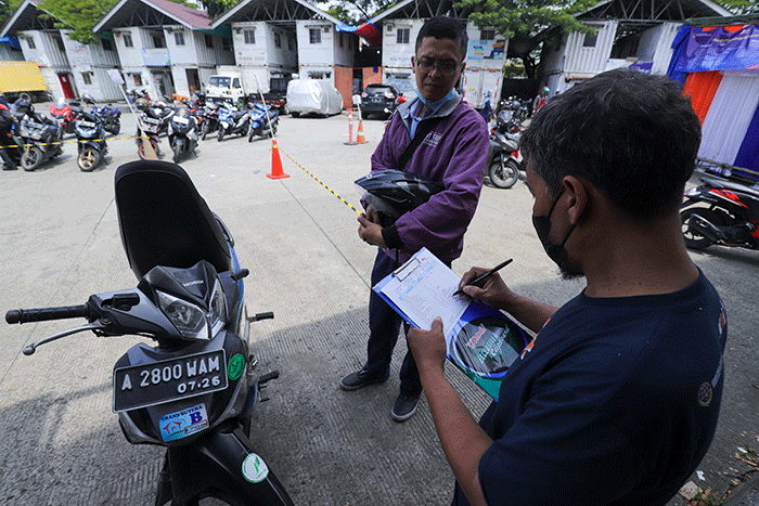 Petugas mengemas motor sebelum dikirim menggunakan kereta di Stasiun Kereta Api Logistik, Kampung Bandan, Jakarta Utara, Selasa (26/4/2022).