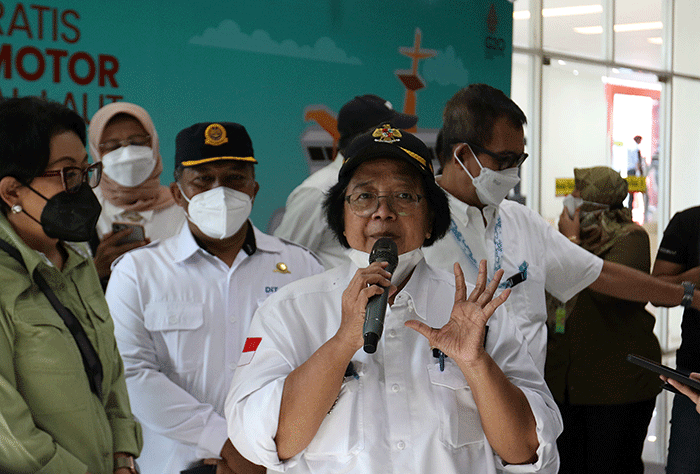 Menteri Lingkungan Hidup dan Kehutanan Siti Nurbaya menyapa anak-anak di Terminal Penumpang Pelabuhan Tanjung Priok, Jakarta, Selasa (26/4/2022).