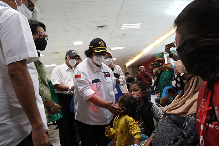 Menteri Lingkungan Hidup dan Kehutanan Siti Nurbaya menyapa anak-anak di Terminal Penumpang Pelabuhan Tanjung Priok, Jakarta, Selasa (26/4/2022).