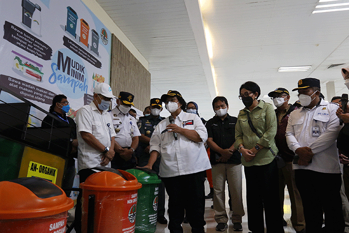Menteri Lingkungan Hidup dan Kehutanan Siti Nurbaya menyapa anak-anak di Terminal Penumpang Pelabuhan Tanjung Priok, Jakarta, Selasa (26/4/2022).