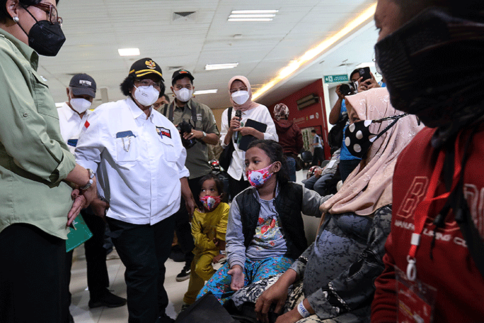 Menteri Lingkungan Hidup dan Kehutanan Siti Nurbaya menyapa anak-anak di Terminal Penumpang Pelabuhan Tanjung Priok, Jakarta, Selasa (26/4/2022).