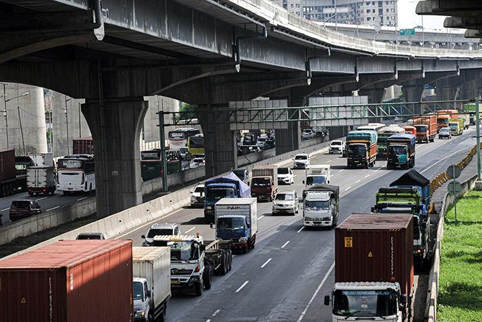 Sejumlah kendaraan melintasi Tol Jakarta-Cikampek di kawasan Bekasi, Jawa Barat, Selasa (26/4/2022).