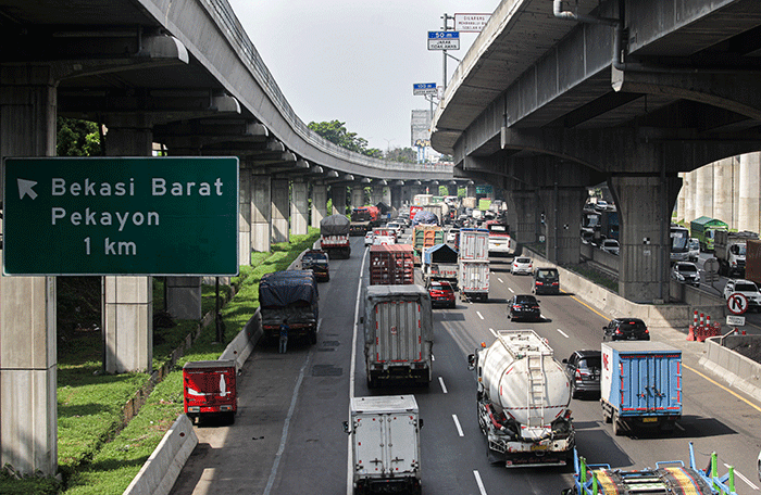 Sejumlah kendaraan melintasi Tol Jakarta-Cikampek di kawasan Bekasi, Jawa Barat, Selasa (26/4/2022).