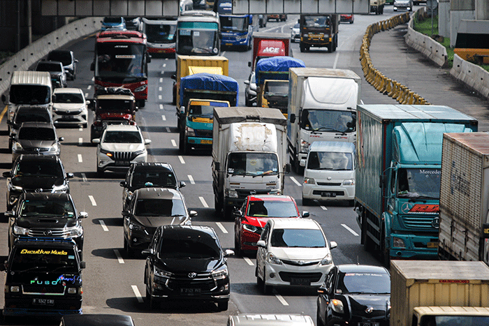 Sejumlah kendaraan melintasi Tol Jakarta-Cikampek di kawasan Bekasi, Jawa Barat, Selasa (26/4/2022).