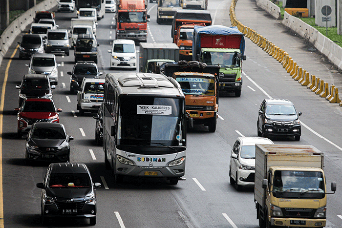 Sejumlah kendaraan melintasi Tol Jakarta-Cikampek di kawasan Bekasi, Jawa Barat, Selasa (26/4/2022).