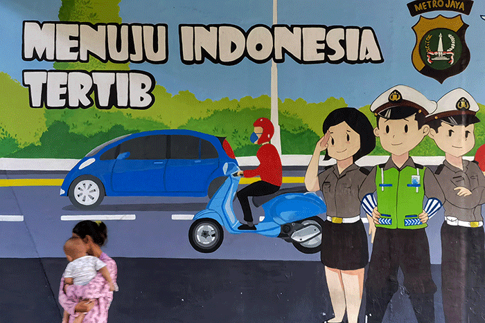 Anak-anak jalanan mengisi waktu berbuka dan belajar dibantu para relawan pengajar di kolong flyover Tomang, Jakarta Barat, Senin, (25/4/2022).