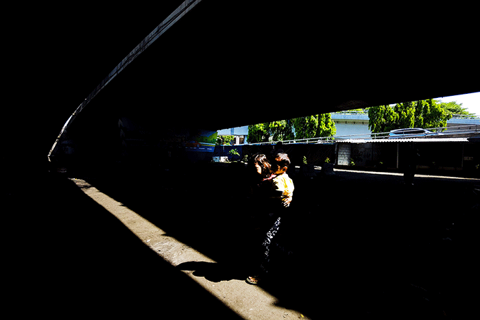 Anak-anak jalanan mengisi waktu berbuka dan belajar dibantu para relawan pengajar di kolong flyover Tomang, Jakarta Barat, Senin, (25/4/2022).