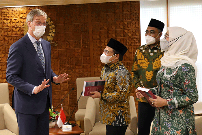 Wakil Ketua DPR Muhaimin Iskandar (kanan) memberikan cinderamata kepada Duta Besar UE untuk Indonesia Vincent Piket (kiri) usai melakukan pertemuan.