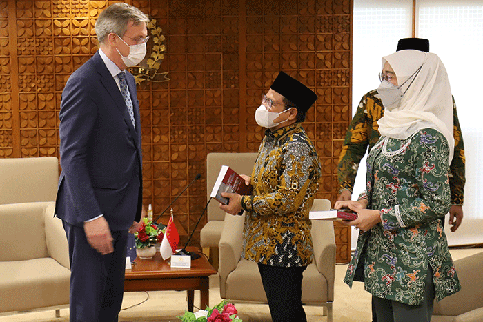 Wakil Ketua DPR Muhaimin Iskandar (kanan) memberikan cinderamata kepada Duta Besar UE untuk Indonesia Vincent Piket (kiri) usai melakukan pertemuan.