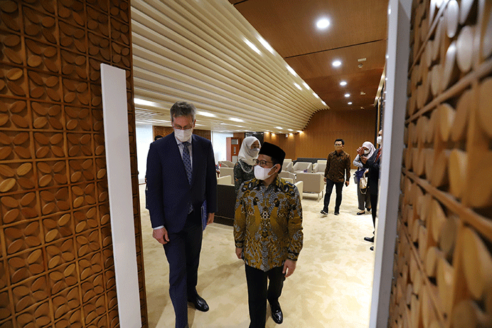 Wakil Ketua DPR Muhaimin Iskandar (kanan) memberikan cinderamata kepada Duta Besar UE untuk Indonesia Vincent Piket (kiri) usai melakukan pertemuan.