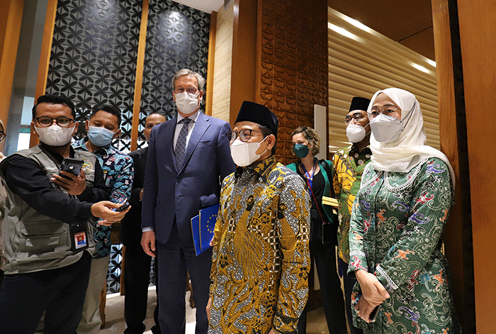 Wakil Ketua DPR Muhaimin Iskandar (kanan) memberikan cinderamata kepada Duta Besar UE untuk Indonesia Vincent Piket (kiri) usai melakukan pertemuan.