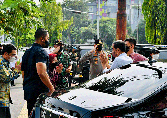 Presiden Joko Widodo meninjau proses penyaluran Bantuan Langsung Tunai (BLT) Minyak Goreng kepada 100 Keluarga Penerima Manfaat di Pos Bloc, Jakarta.