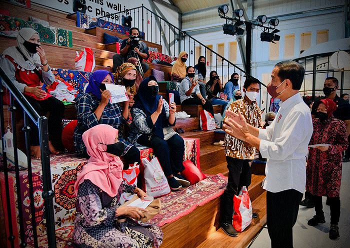Presiden Joko Widodo meninjau proses penyaluran Bantuan Langsung Tunai (BLT) Minyak Goreng kepada 100 Keluarga Penerima Manfaat di Pos Bloc, Jakarta.